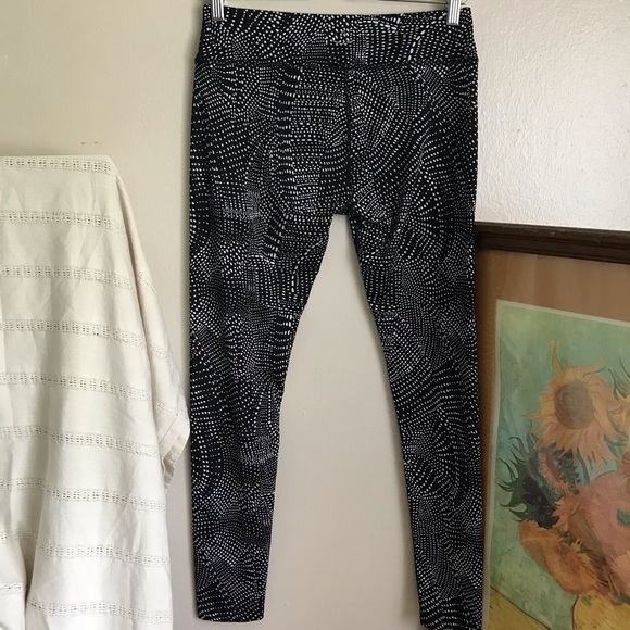 Beyond Yoga Lux Spotted Leggings from Iowa by Namaste - Picture 9 of 10